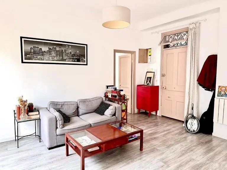 Large Flat W Balcony Nice Centre