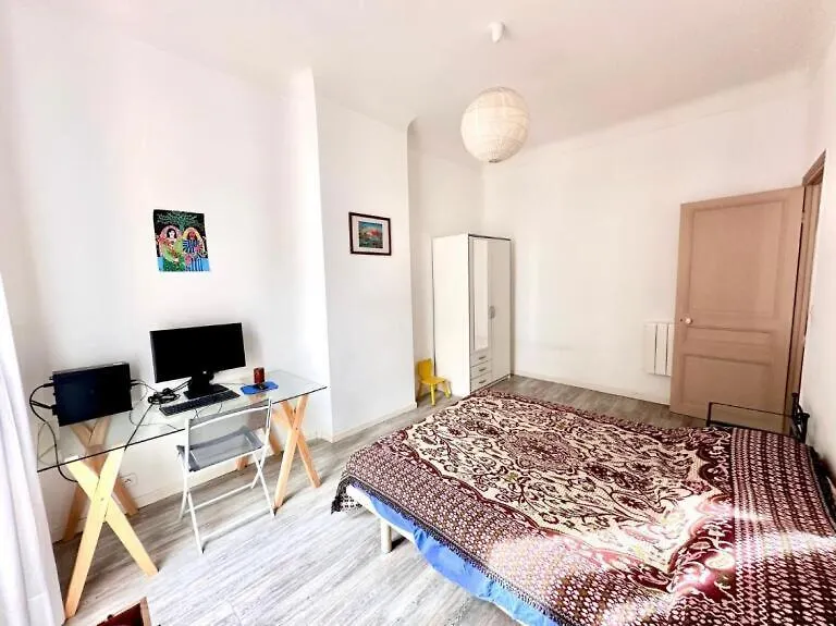 Large Flat W Balcony Nice Centre Apartment