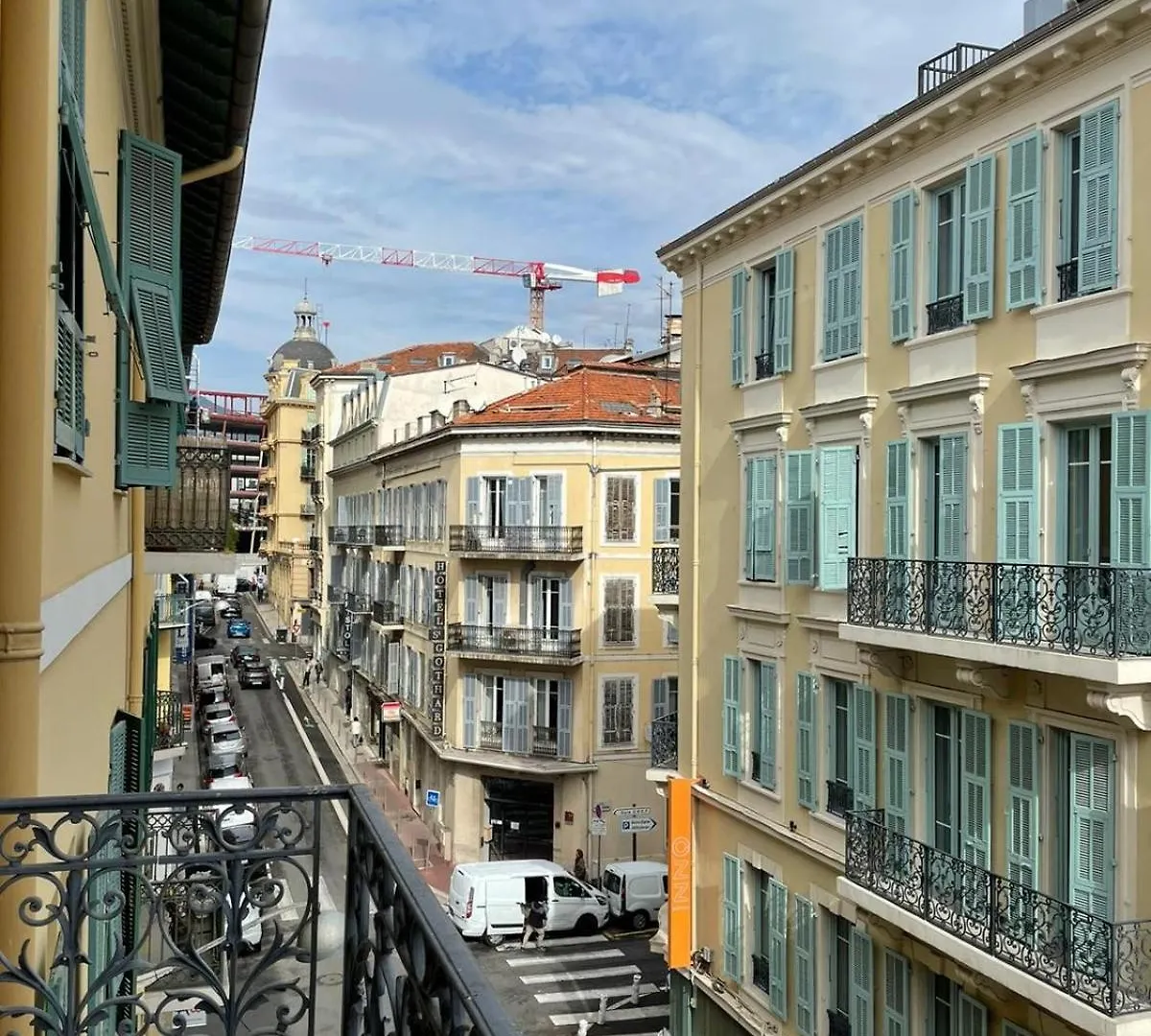 Apartment Large Flat W Balcony Nice Centre